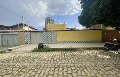 Imagem: A casa possui 3 Dormitórios, 2 Banheiros, 1 Vaga na garagem