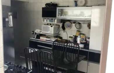 Imagem: A casa possui 3 Dormitórios, 2 Banheiros, 2 Vagas na garagem