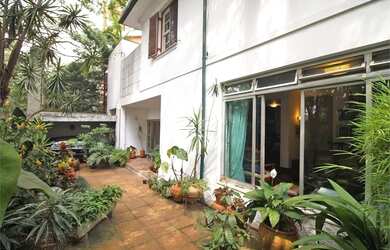 Imagem: A casa possui 4 Dormitórios, 5 Banheiros, 2 Vagas na garagem