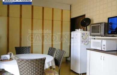 Imagem: A casa possui 3 Dormitórios, 1 Banheiro, 2 Vagas na garagem