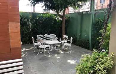 Imagem: A casa possui 5 Dormitórios, 3 Banheiros, 384m² de Área e