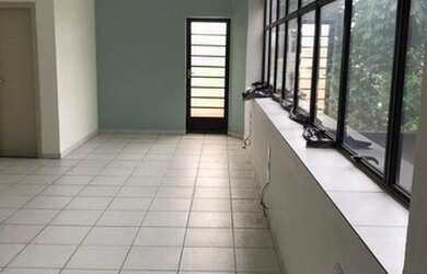 Imagem: O depósito possui 2 Vagas na garagem, 450m² de Área e está