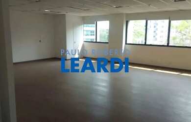 Imagem: O depósito possui 4 Vagas na garagem, 558m² de Área e está