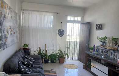 Imagem: A casa possui 3 Dormitórios, 2 Banheiros, 1 Vaga na garagem