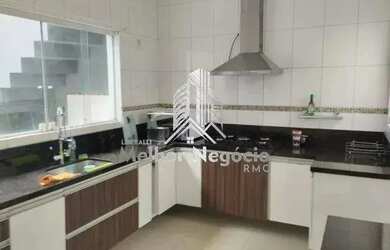 Imagem: A casa possui 4 Dormitórios, 2 Banheiros e 171m² de Área