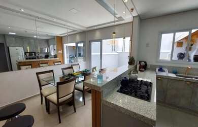 Imagem: A casa possui 3 Dormitórios, 3 Banheiros, 2 Vagas na garagem