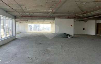 Imagem: O depósito possui 2 Vagas na garagem, 244m² de Área e está