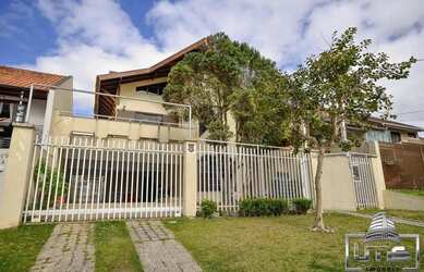 Imagem: A casa possui 5 Dormitórios, 3 Banheiros, 4 Vagas na garagem