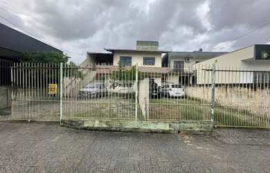 Imagem: A casa possui 5 Dormitórios, 4 Banheiros, 432m² de Área e