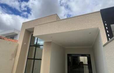 Imagem: A casa possui 3 Dormitórios, 1 Banheiro, 2 Vagas na garagem