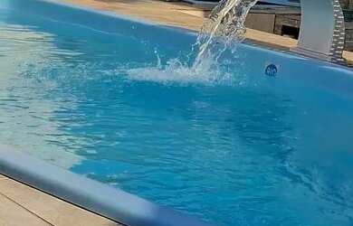 Imagem: A casa possui 4 Dormitórios, Acomodam 14 pessoas, 4 Vagas na