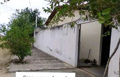 Imagem: A casa possui 4 Dormitórios, Acomodam 12 pessoas, 2 Vagas na