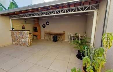 Imagem: A casa possui 2 Dormitórios, 1 Banheiro, 2 Vagas na garagem