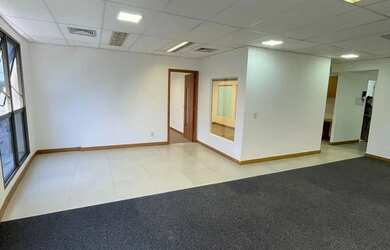 Imagem: O depósito possui 3 Vagas na garagem e 100m² de Área e está