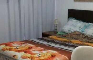 Imagem: Suíte mobiliada em casa com piscina