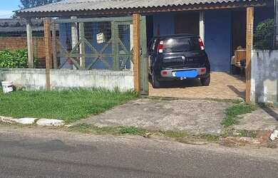 Imagem: A casa possui 2 Dormitórios, Acomodam 6 pessoas, 2 Vagas na