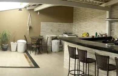 Imagem: A casa possui 3 Dormitórios, 3 Banheiros, 1 Vaga na garagem