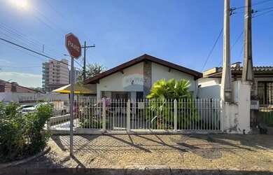 Imagem: A casa possui 3 Dormitórios, 2 Banheiros, 3 Vagas na garagem