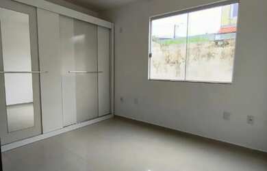 Imagem: A casa possui 3 Dormitórios, 2 Banheiros, 1 Vaga na garagem