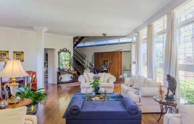 Imagem: A casa possui 4 Dormitórios, 5 Banheiros, 4 Vagas na garagem