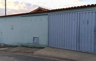 Imagem: A casa possui 3 Dormitórios, 1 Banheiro, 2 Vagas na garagem