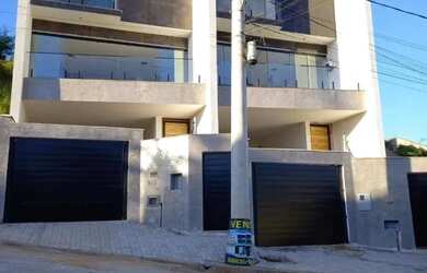 Imagem: A casa possui 3 Dormitórios, 3 Banheiros, 2 Vagas na garagem