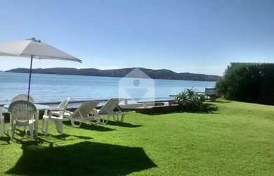 Imagem: A casa possui 5 Dormitórios, 5 Banheiros, 4 Vagas na garagem