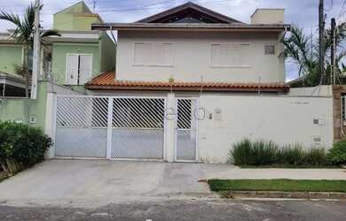 Imagem: A casa possui 3 Dormitórios, 3 Banheiros, 3 Vagas na garagem