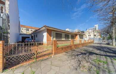 Imagem: A casa possui 3 Dormitórios, 2 Banheiros, 5 Vagas na garagem