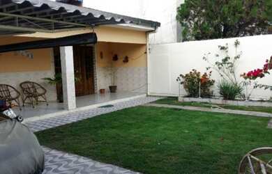 Imagem: A casa possui 2 Dormitórios, 2 Banheiros, 2 Vagas na garagem