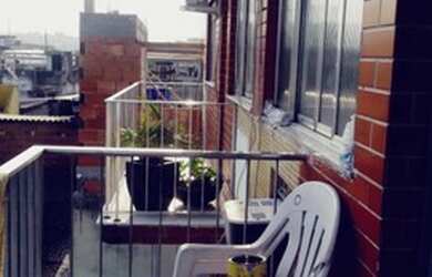 Imagem: O apartamento possui 2 Dormitórios, 1 Banheiro, 1 Vaga na garagem