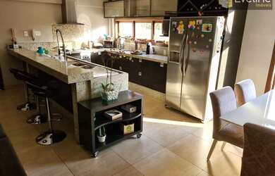 Imagem: A casa possui 3 Dormitórios, 3 Banheiros, 4 Vagas na garagem