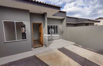 Imagem: A casa possui 3 Dormitórios, 1 Banheiro, 2 Vagas na garagem