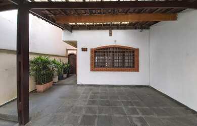 Imagem: A casa possui 3 Dormitórios, 2 Banheiros, 2 Vagas na garagem