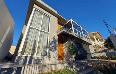 Imagem: A casa possui 3 Dormitórios, 4 Banheiros, 2 Vagas na garagem