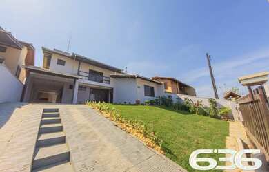 Imagem: A casa possui 4 Dormitórios, 5 Banheiros, 2 Vagas na garagem