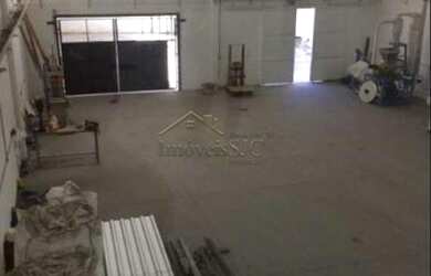 Imagem: O depósito possui 5 Vagas na garagem, 582m² de Área e está