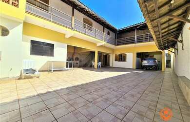 Imagem: A casa possui 5 Dormitórios, 3 Banheiros, 5 Vagas na garagem