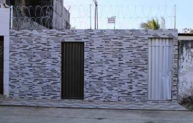 Imagem: A casa possui 3 Dormitórios, 1 Banheiro, 2 Vagas na garagem