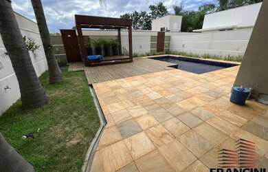 Imagem: A casa em condomínio possui 4 Dormitórios, 5 Banheiros, 2