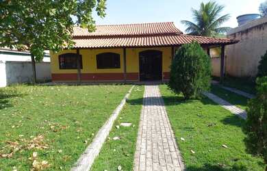 Imagem: A casa possui 3 Dormitórios, 2 Banheiros, 5 Vagas na garagem