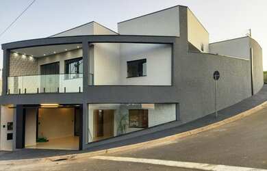 Imagem: A casa possui 3 Dormitórios, 1 Banheiro, 2 Vagas na garagem