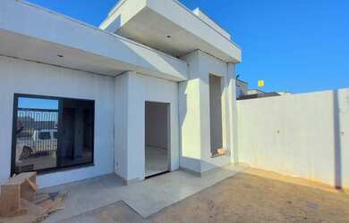 Imagem: A casa possui 3 Dormitórios, 2 Banheiros, 2 Vagas na garagem