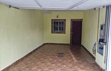 Imagem: A casa possui 2 Dormitórios, 2 Banheiros, 2 Vagas na garagem