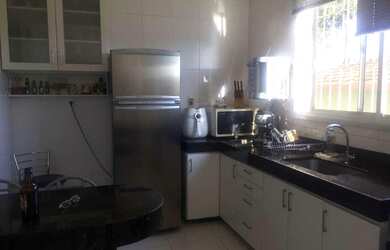 Imagem: O apartamento possui 3 Dormitórios, 1 Banheiro, 2 Vagas na