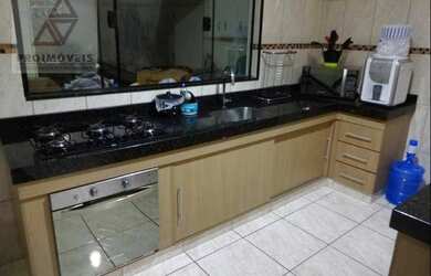 Imagem: A casa possui 3 Dormitórios, 1 Banheiro, 2 Vagas na garagem