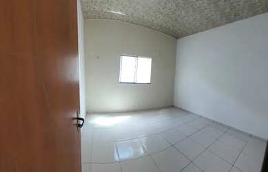 Imagem: A casa possui 2 Dormitórios, 1 Banheiro, 1 Vaga na garagem