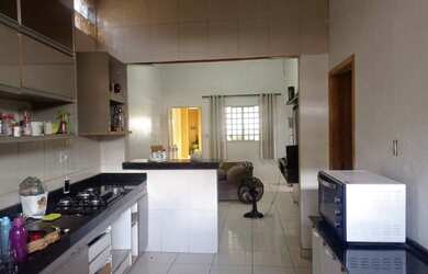 Imagem: A casa possui 2 Dormitórios, 1 Banheiro e está localizado