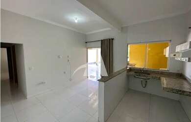 Imagem: A casa possui 2 Dormitórios, 1 Banheiro, 1 Vaga na garagem