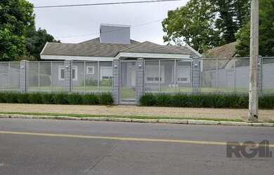 Imagem: A casa possui 4 Dormitórios, 4 Banheiros, 3 Vagas na garagem